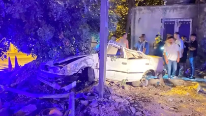Otomobil reklam panosu direğine çarptı: 1 ölü
