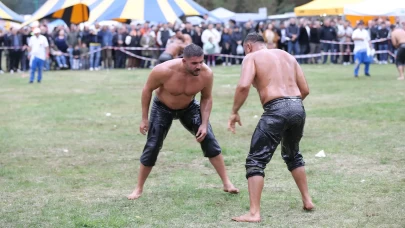 Almanya’da yağlı güreş şenliği