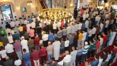 Seferî olan bir kimse mukim imamın arkasında namazı nasıl kılar?