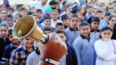 Okulun ilk günü dersler saat kaçta başlayacak?