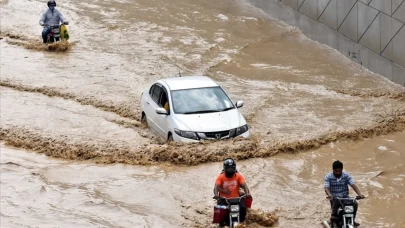 Pakistan’da sel felaketi: Kurtarma botu battı, bir çocuk hayatını kaybetti