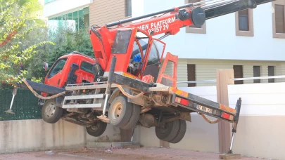 Ağaç budanması için kiralanan vinç yan yattı