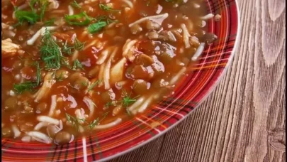 Aşçıbaşı Çorbası Tarifi: Lezzetiyle Sofraları Şenlendiren Çorba