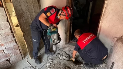 Atık su borusuna sıkışan yavru köpekler kurtarıldı