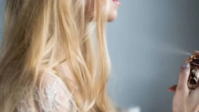 Saçınızda kalıcı koku istiyorsanız dikkat! Parfüm sıkmak zararlı mı?