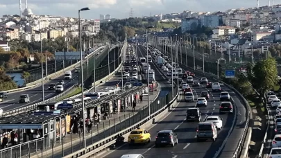 İstanbul'da trafik tam anlamıyla felç! Yoğunluk yüzde 74'e ulaştı
