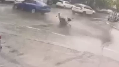 Polisin 'dur' ihtarına uymadı! Önce yayalara, ardından araçlara çarptı