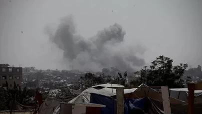 Gazze'de zorla yerinden edilen aileyi taşıyan araca saldırı: 10 ölü