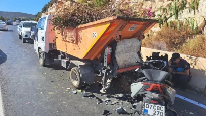 Motosiklet, atık toplama aracına çarptı: 1 ölü