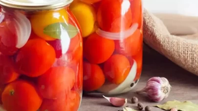 Düşük kalorili, sağlıklı ve besleyici! Çeri domatesin bir de turşusunu deneyin