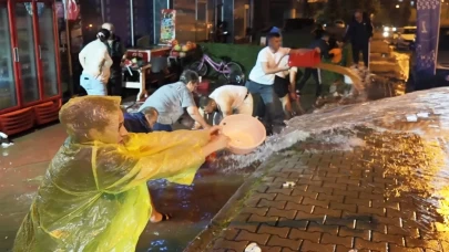 Samsun’u sel vurdu: Saatte 124,8 kg yağış! Yollar dereye döndü