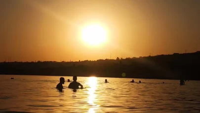 Van Gölü’nde gün batımında yüzme keyfi