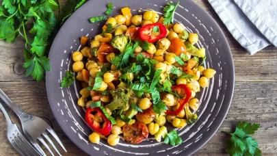 Nohutlu Akdeniz Salatası Tarifi: Protein ve Vitamin Deposu