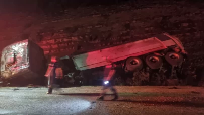 Adana'da kamyon şarampole devrildi: 1 ölü, 1 yaralı