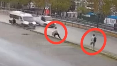 Bursa’da kaza kamerada: Kamyonet servis aracına çarptı, yayalara kıl payı çarpmaktan kurtuldu