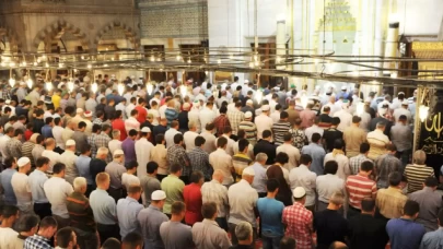 Namaz kılanın önünden geçmek namazı bozar mı? Diyanet açıkladı