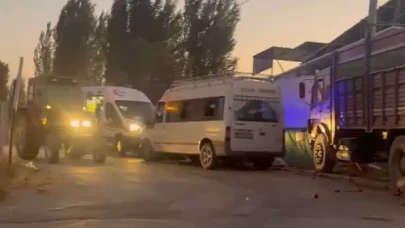 Tarım işçilerini taşıyan minibüsle kamyon çarpıştı