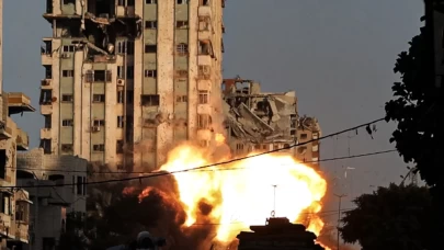 İsrail'in Gazze kentindeki yüksek katlı bir binaya saldırı düzenlediği anlar kaydedildi