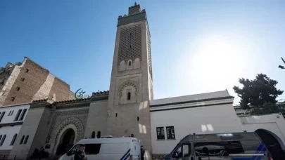 Paris'teki camilerin önüne 9 domuz kafası bırakıldı!