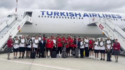 Avrupa 2'ncisi 12 Dev Adam, yurda döndü! Ergin Ataman gözyaşlarını tutamadı