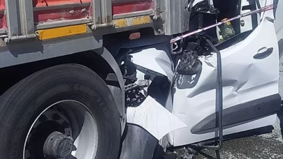 Park halindeki tıra çarpan hafif ticari aracın sürücüsü öldü