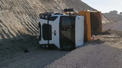 Park halindeki kamyon hareket edip devrildi