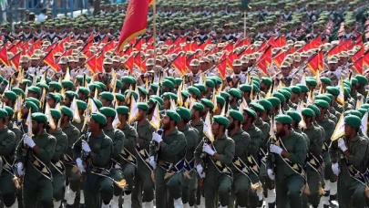 İran'dan askeri geçit töreni kararı