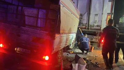 Adana'da kamyonet tıra çarptı: 1 ölü