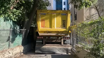 Kadıköy'de hafriyat kamyonu ara sokakta sıkıştı
