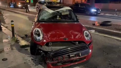 Kadıköy’de ağaca çarpan otomobil takla attı