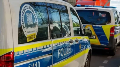 Berlin'de bir araç kalabalığın arasına daldı