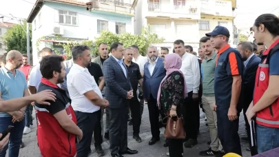 Vali Işın deprem sonrası Simav'da vatandaşlarla bir araya geldi