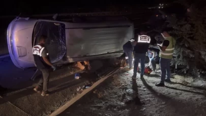 Gaziantep’te lastiği patlayan minibüs taklalar atarak devrildi: 2 ölü, 8 yaralı