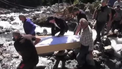 Artvin'de sel afetinde yol çöktü