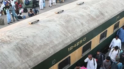 Pakistan’da yolcu trenine bombalı saldırı: 12 yaralı