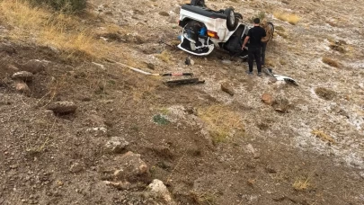 Sivas’ta otomobil takla attı: 2 kişi yaralandı
