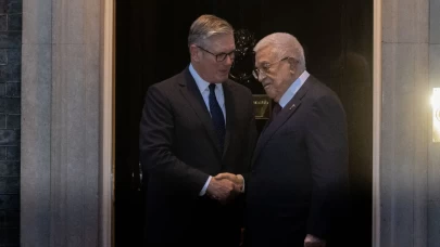 İngiltere Başbakanı Starmer, Filistin Devlet Başkanı Abbas ile Londra'da görüştü