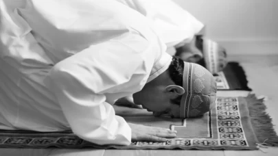 Namazda sureleri Kur’an sırasına göre okumak zorunlu mu?