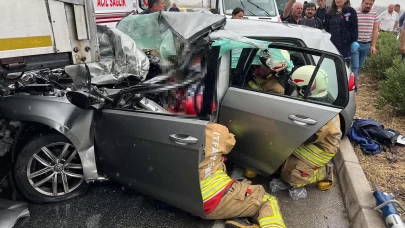 Manisa'da TIR, kamyonet ve 3 otomobilin karıştığı zincirleme kaza: 1 ölü, 2 yaralı