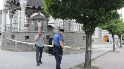 Cami tuvaletindeki kavgada bıçakla ağır yaralandı