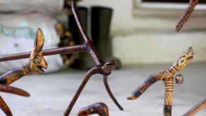 Doğadan topladığı ağaç dallarını hayvan figürlü bastonlara dönüştürüyor