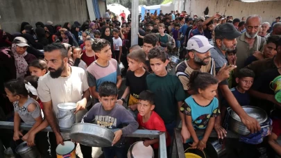 İsrail'in açlığa mahkum ettiği Gazze'de Filistinlilere yemek dağıtıldı