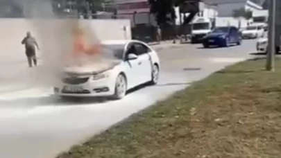 Hatay’da seyir halindeki araç alev aldı