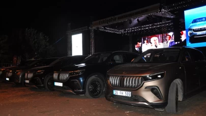 Devrim Arabaları filmi Eskişehir'de açık havada izleyiciyle buluştu