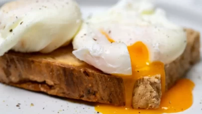 Poşe Yumurta Tarifi: Kahvaltıların Şık ve Pratik Lezzeti