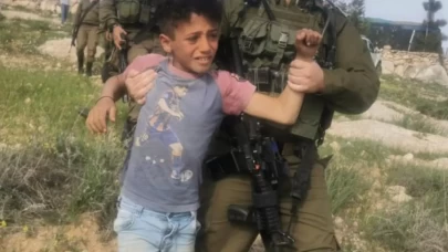 İsrail askerleri Batı Şeria’da 2 küçük çocuğu gözaltına aldı