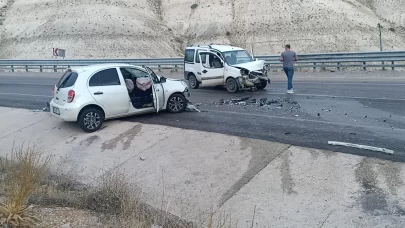 Sivas’ta iki araç kafa kafaya çarpıştı: 4 yaralı