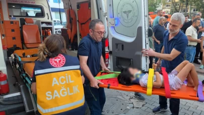 Motosiklet önce küçük çocuğa ardından otomobile çarptı