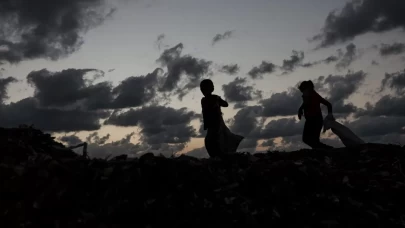 Gazze’de çocuklar çöp yığınları arasında geçim mücadelesi veriyor