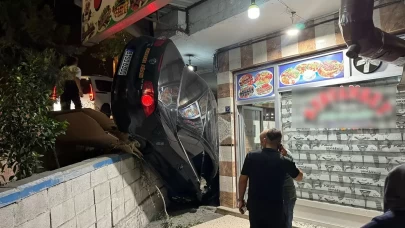 Fren yerine gaza basan sürücü lokantaya daldı